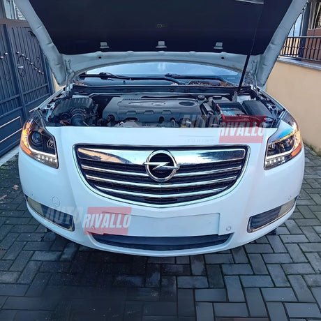 Fari anteriori LED Lightube per Opel Insignia A (2008-2013). Design nero, luci diurne LED, migliora visibilità e sicurezza. Omologazione ECE, compatibili H7.