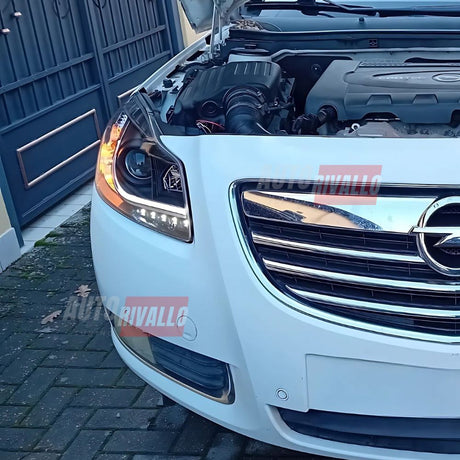 Fari anteriori LED Lightube per Opel Insignia A (2008-2013). Design nero, luci diurne LED, migliora visibilità e sicurezza. Omologazione ECE, compatibili H7.