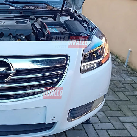 Fari anteriori LED Lightube per Opel Insignia A (2008-2013). Design nero, luci diurne LED, migliora visibilità e sicurezza. Omologazione ECE, compatibili H7.